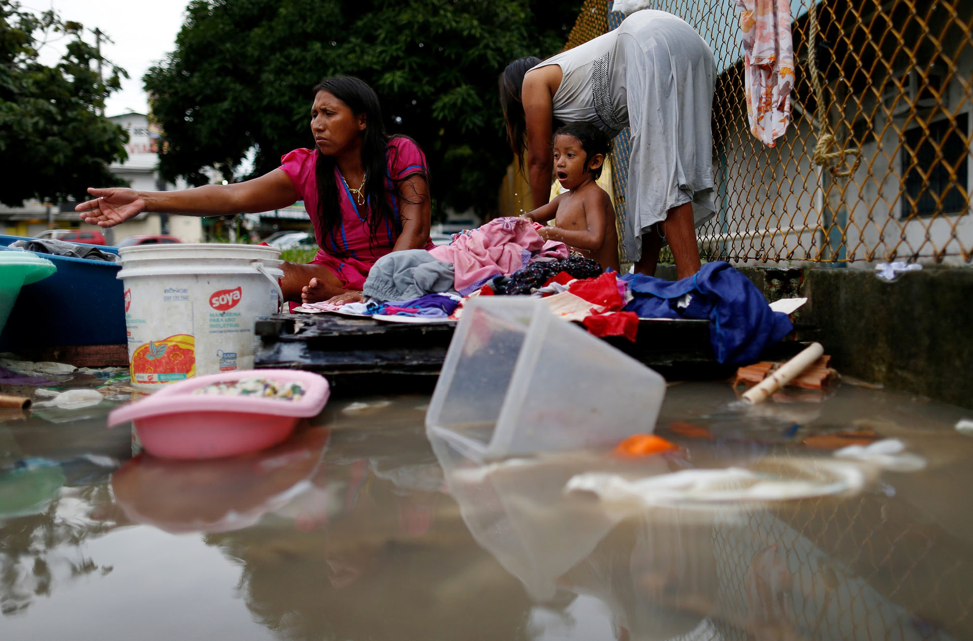 Crisis humanitaria: “Venezuela se acabó”, dicen indígenas venezolanos que buscan ayuda en Manaos (FOTOS)