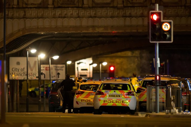 Atentado en Manchester / REUTERS/Andrew YatesMay 22, 2017.  Al menos 19 personas murieron y 50 resultaron heridas como consecuencia de una explosión ocurrida en la noche del lunes en un recital de la estrella pop estadounidense Ariana Grande en la ciudad británica de Manchester, informó la policía, que agregó que trata el hecho como un "incidente terrorista". REUTERS/Jon Super