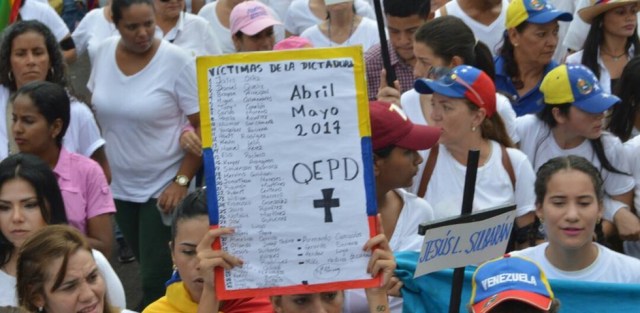 Maracuchas marchan por la libertad de Venezuela