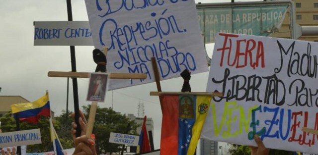 Maracuchas marchan por la libertad de Venezuela