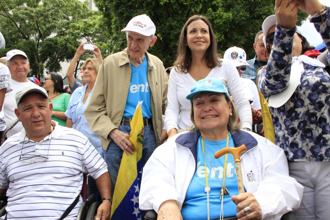 María Corina Machado a policías y militares: Bajen las armas, que metan presos a los del régimen