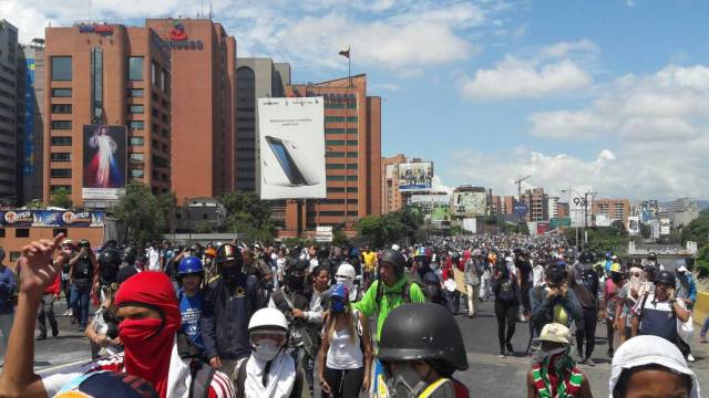 Opositores marchan hacia la Defensoría del Pueblo / Foto: Eduardo Ríos - La Patilla