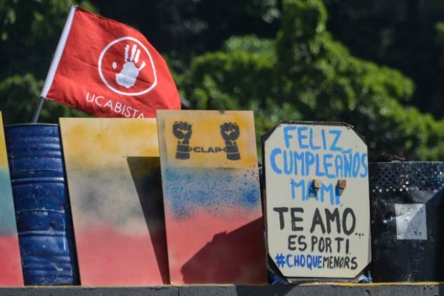 En Venezuela no se ha perdido la esperanza... Estas FOTOS lo demuestran./ AFP PHOTO / LUIS ROBAYO