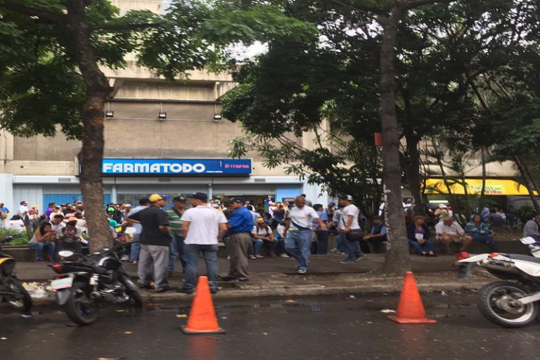 Manifestantes de concentran en en Montalbán para movilizarse hacia la Defensoría #29May