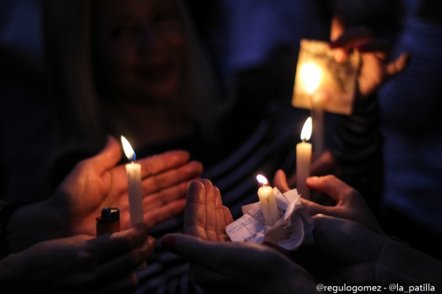 Concentración por los caídos en Parque Cristal. Foto: Régulo Gómez/LaPatilla