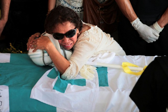 The mother of Paul Moreno, a volunteer, member of a primary care response team who died while on duty during a protest against Venezuelan President Nicolas Maduro’s government, cries over his coffin during his funeral in Maracaibo, Venezuela, May 19, 2017. REUTERS/Isaac Urrutia     TPX IMAGES OF THE DAY