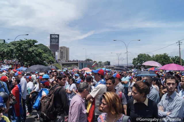 Con banderas, cruces y bajo la lluvia opositores se plantaron en Caracas