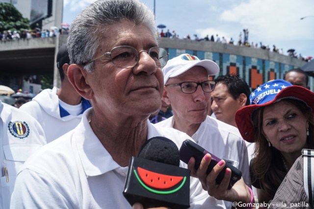 Con banderas, cruces y bajo la lluvia opositores se plantaron en Caracas