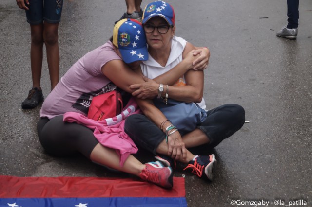 Con banderas, cruces y bajo la lluvia opositores se plantaron en Caracas