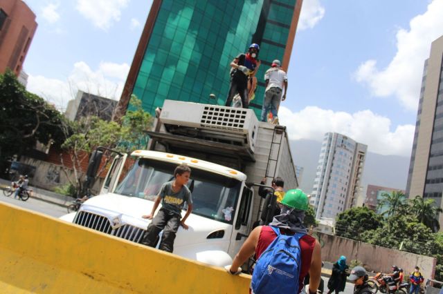 Foto: Manifestación en la Autopista Francisco Fajardo 27 de mayo / Regulo Gómez