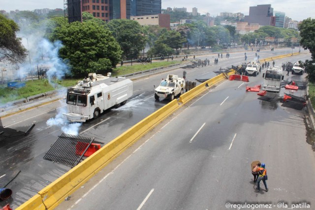 Represión en la Autopista Francisco Farjardo. Foto: Régulo Gómez.