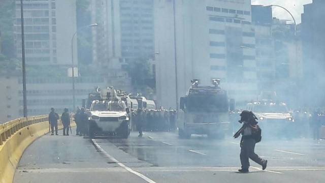 Reprimen con lacrimógenas a manifestantes en la Francisco Fajardo / Foto: Eduardo Ríos La Patilla