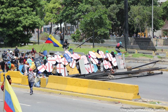 Represión en la Autopista Francisco Farjardo. Foto: Régulo Gómez.