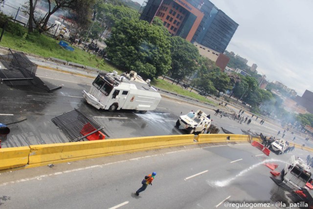 Represión en la Autopista Francisco Farjardo. Foto: Régulo Gómez.