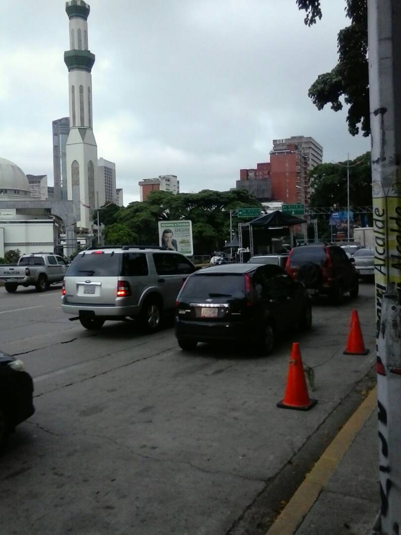 Cerrado el paso en la Av. Libertador por tarima roja #30May (Fotos)