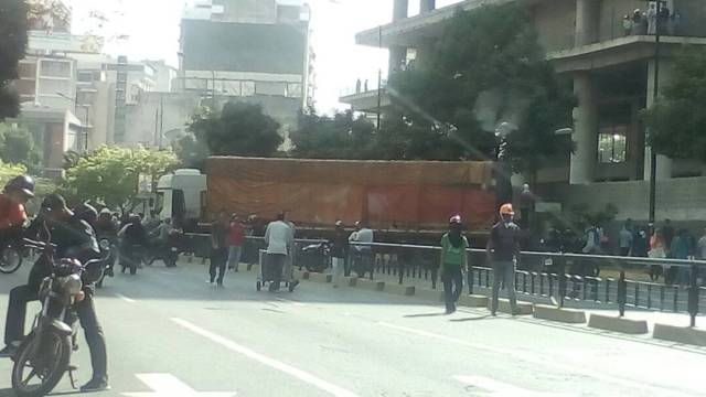 Atraviesan gandola en la Francisco de Miranda en Caracas. Foto: Oliver Rodríguez