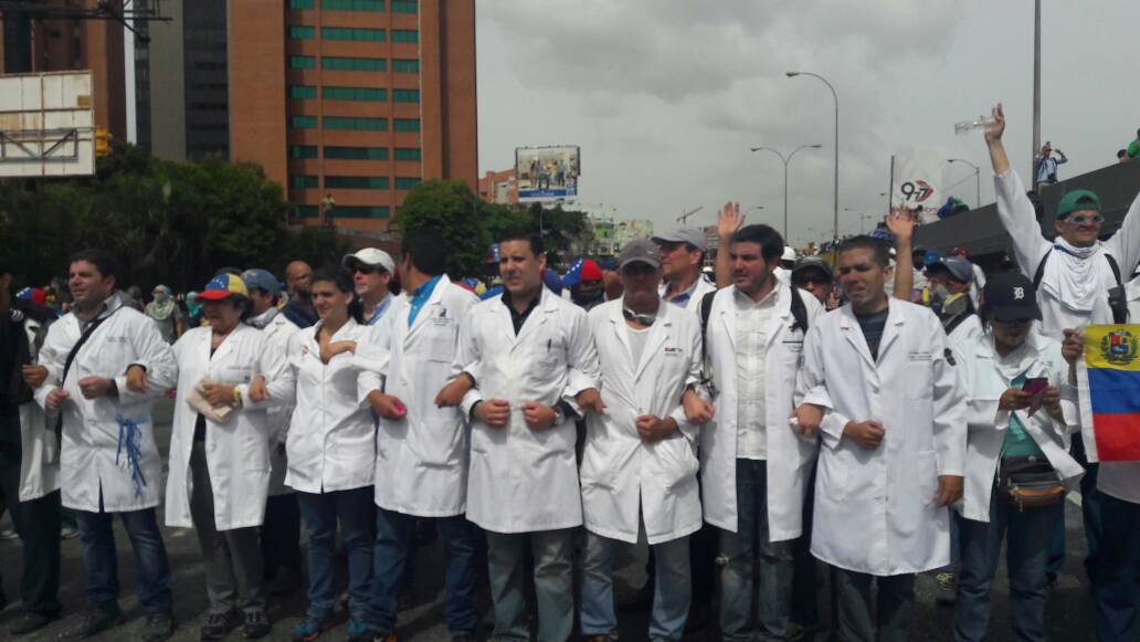 En Video: La fuerte represión de la GN contra médicos en la marcha por la salud