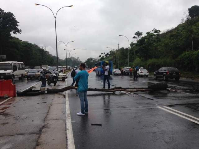 Estudiantes universitarios en la autopista Gran Mariscal de Ayacucho / Foto @Harley_Monse