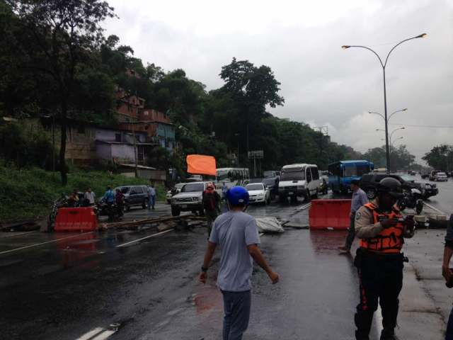 Estudiantes universitarios en la autopista Gran Mariscal de Ayacucho / Foto @Harley_Monse