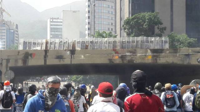 ¿El Honor no se divisa? GN ataca con lacrimógenas desde arriba a manifestantes en El Rosal. Foto: Eduardo Ríos / LaPatilla.com