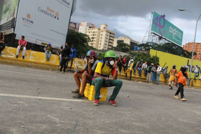 Balines de acero y metras disparó la GNB y PNB en la Fajardo a aislados de la Unidad que manifestaron en la Fajardo. Foto: Régulo Gómez / LaPatilla.com