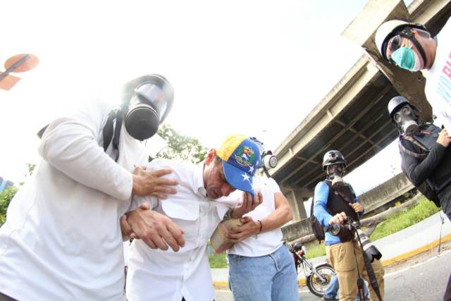 El gobernador del estado Miranda, Henrique Capriles, fue afectado por los gases (Foto: LaPatilla)