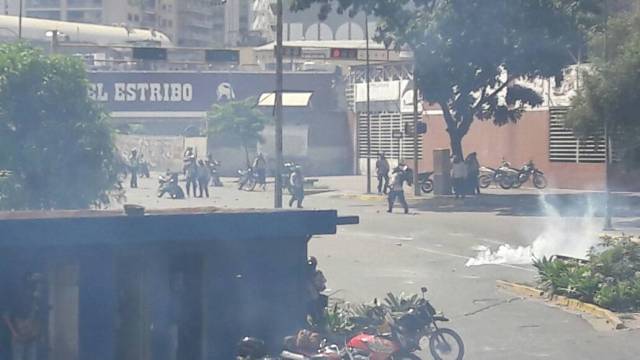 Reprimen con lacrimógenas a manifestantes en la Francisco Fajardo / Foto: Eduardo Ríos La Patilla