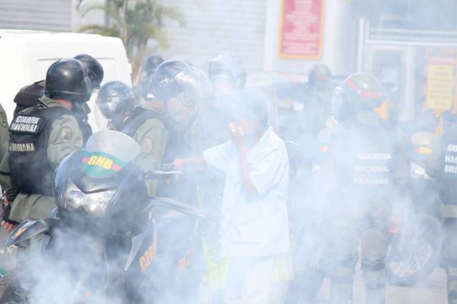 Cuerpos de seguridad no dan respiro a manifestantes en Las Mercedes. Foto: Régulo Gómez / LaPatilla