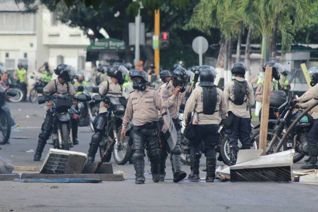 Lanzan gases lacrimógenos cerca de la emergencia de la Policlínica Las Mercedes. Foto: Régulo Gómez / LaPatilla.com