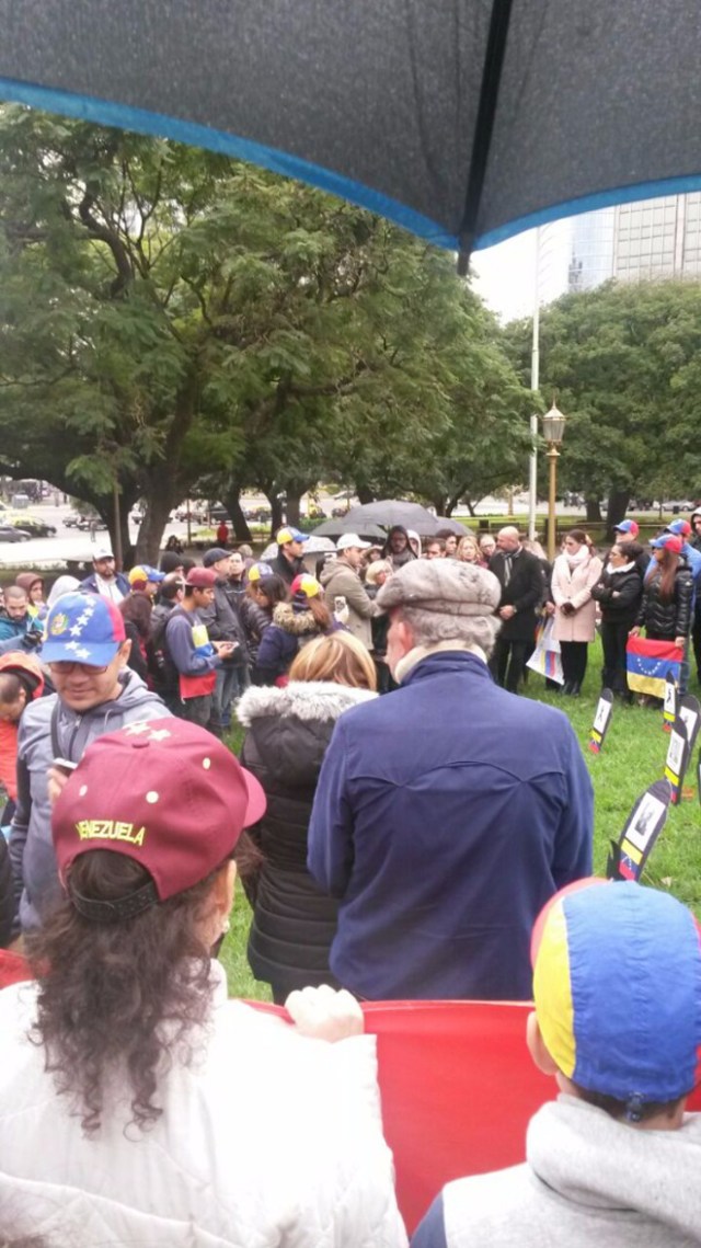 Venezolano protestando en Buenos Aires / @miguelgarcia2806 Venezolanos protestando en Buenos Aires / @miguelgarcia2806