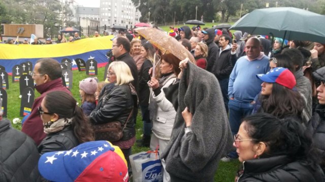 Venezolano protestando en Buenos Aires / @miguelgarcia2806