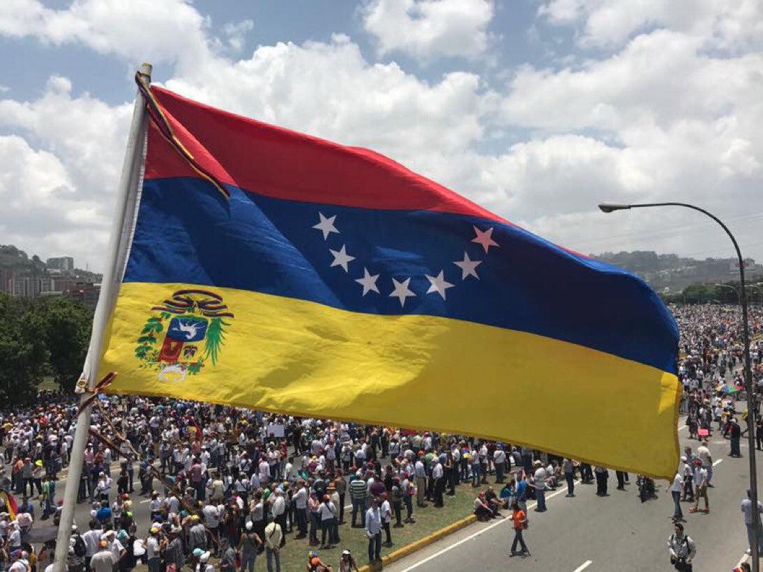 Gobierno sancionará a colegios que izaron la bandera al revés (Comunicado)