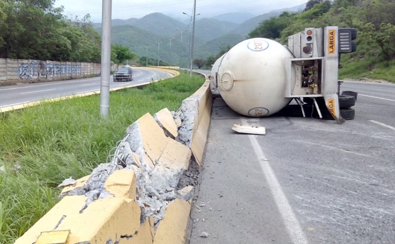 Gandola con gas se volcó en la Gran Mariscal de Ayacucho sin lesionados (Fotos)