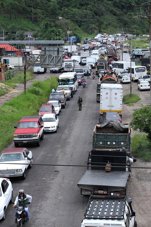 Largas colas en San Cristóbal para surtir gasolina / Foto La Nación