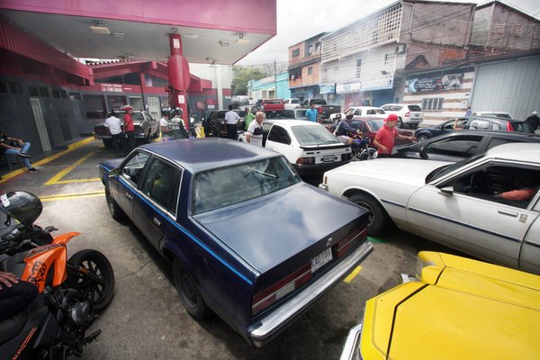 Detenidos tres bomberos por irregularidades en una gasolinera de San Cristóbal