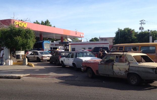 Largas colas para surtir gasolina en Maracaibo #20May (Fotos)