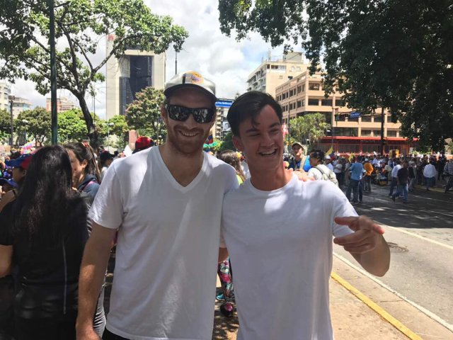 Fernando Aristeguieta y Juan Pablo Añor se concentraron con los estudiantes en Altamira (Foto: @MariaAlesiaSosa)