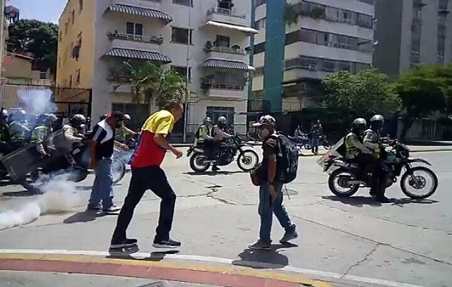 Richard Blanco durante represión en la Avenida Victoria / Foto Prensa