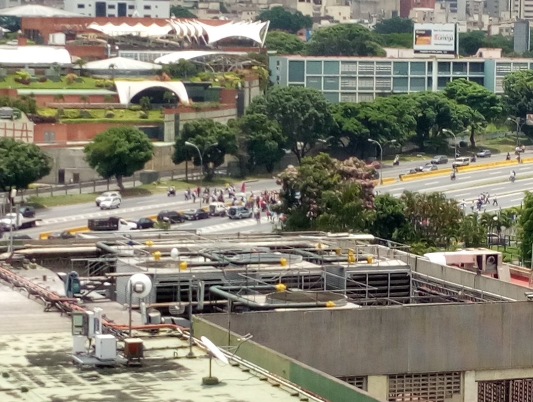 Trancada autopista Francisco Fajardo a la altura del Sambil #8May (Fotos)