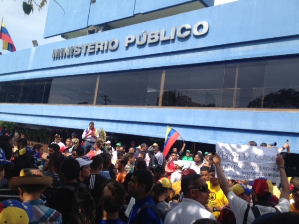 Estudiantes marcharon hasta el Ministerio Público en Maracaibo y entregaron documento (Fotos)