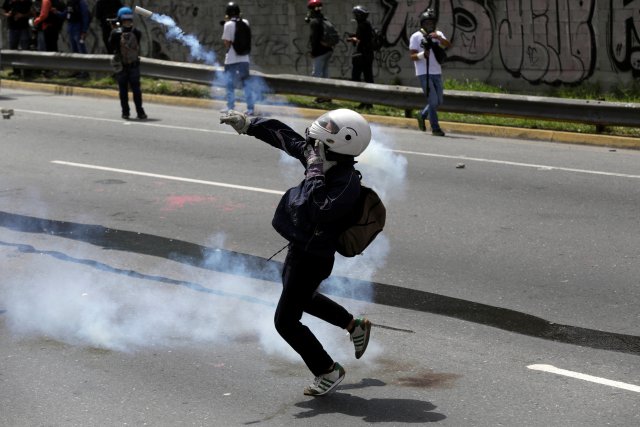 La fuerte represión de la GN contra la Marcha de Los Libertadores. REUTERS/Marco Bello