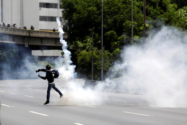 La fuerte represión de la GN contra la Marcha de Los Libertadores. REUTERS/Marco Bello