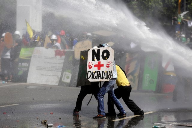 La fuerte represión de la GN contra la Marcha de Los Libertadores. REUTERS/Marco Bello