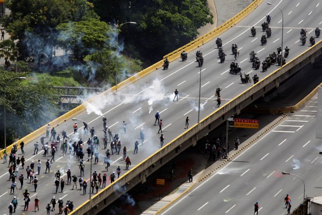 La fuerte represión de la GN contra la Marcha de Los Libertadores. REUTERS/Christian Veron