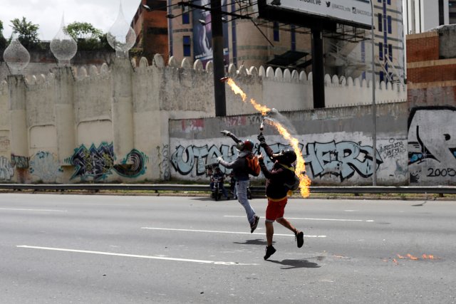 La fuerte represión de la GN contra la Marcha de Los Libertadores. REUTERS/Marco Bello