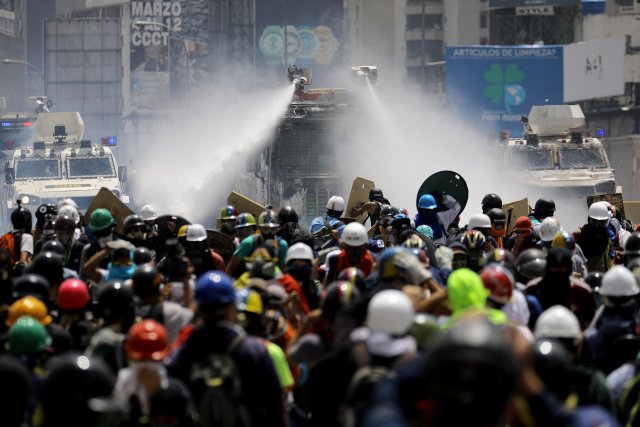 La fuerte represión de la GN contra la Marcha de Los Libertadores. REUTERS/Carlos Barria