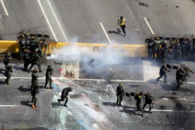 La fuerte represión de la GN contra la Marcha de Los Libertadores. REUTERS/Christian Veron