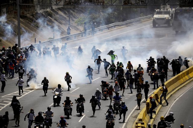 La fuerte represión de la GN contra la Marcha de Los Libertadores. REUTERS/Carlos Barria