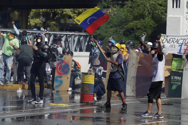 La fuerte represión de la GN contra la Marcha de Los Libertadores. REUTERS/Marco Bello