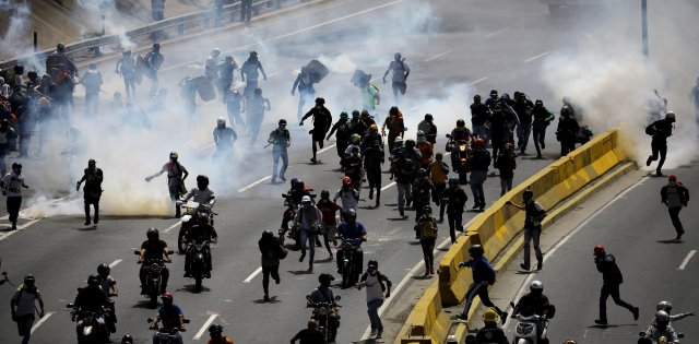 La fuerte represión de la GN contra la Marcha de Los Libertadores. REUTERS/Carlos Barria